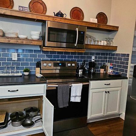 Dauphin District Darling #4 Downtown, Dining Apartment Mobile Exterior photo