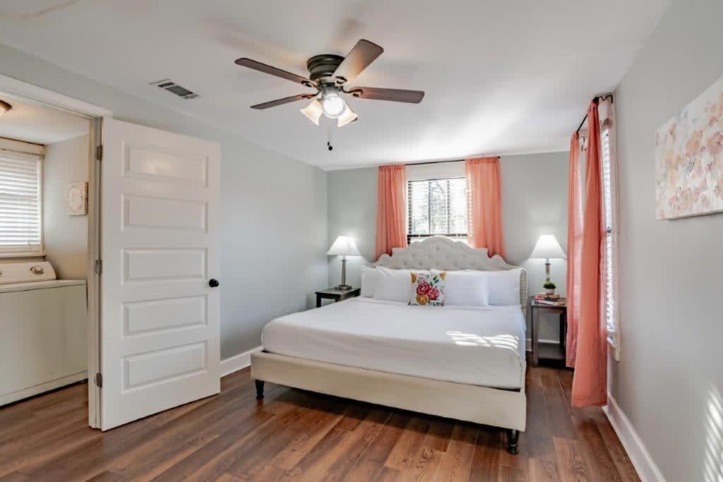 Dauphin District Darling #4 Downtown, Dining Apartment Mobile Exterior photo