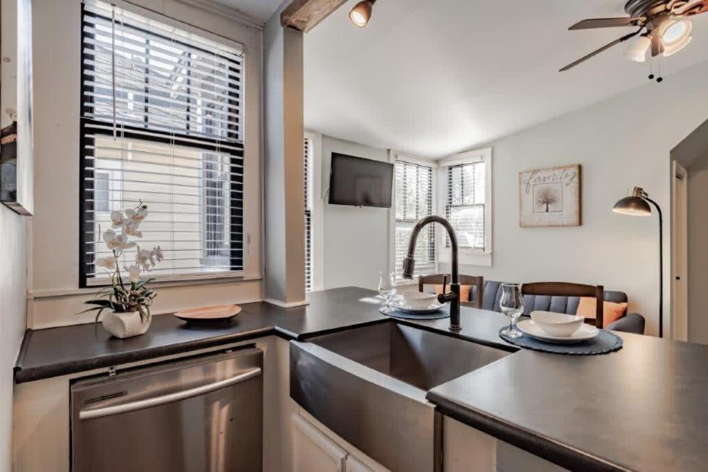 Dauphin District Darling #4 Downtown, Dining Apartment Mobile Exterior photo